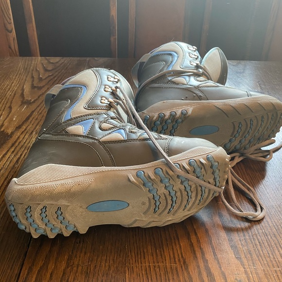 Size 9 Evolution snowboard boots. Ladies. EUC - Picture 2 of 4
